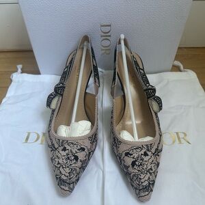 Dior J’Adior slingback pump
Jardin Botanique collection